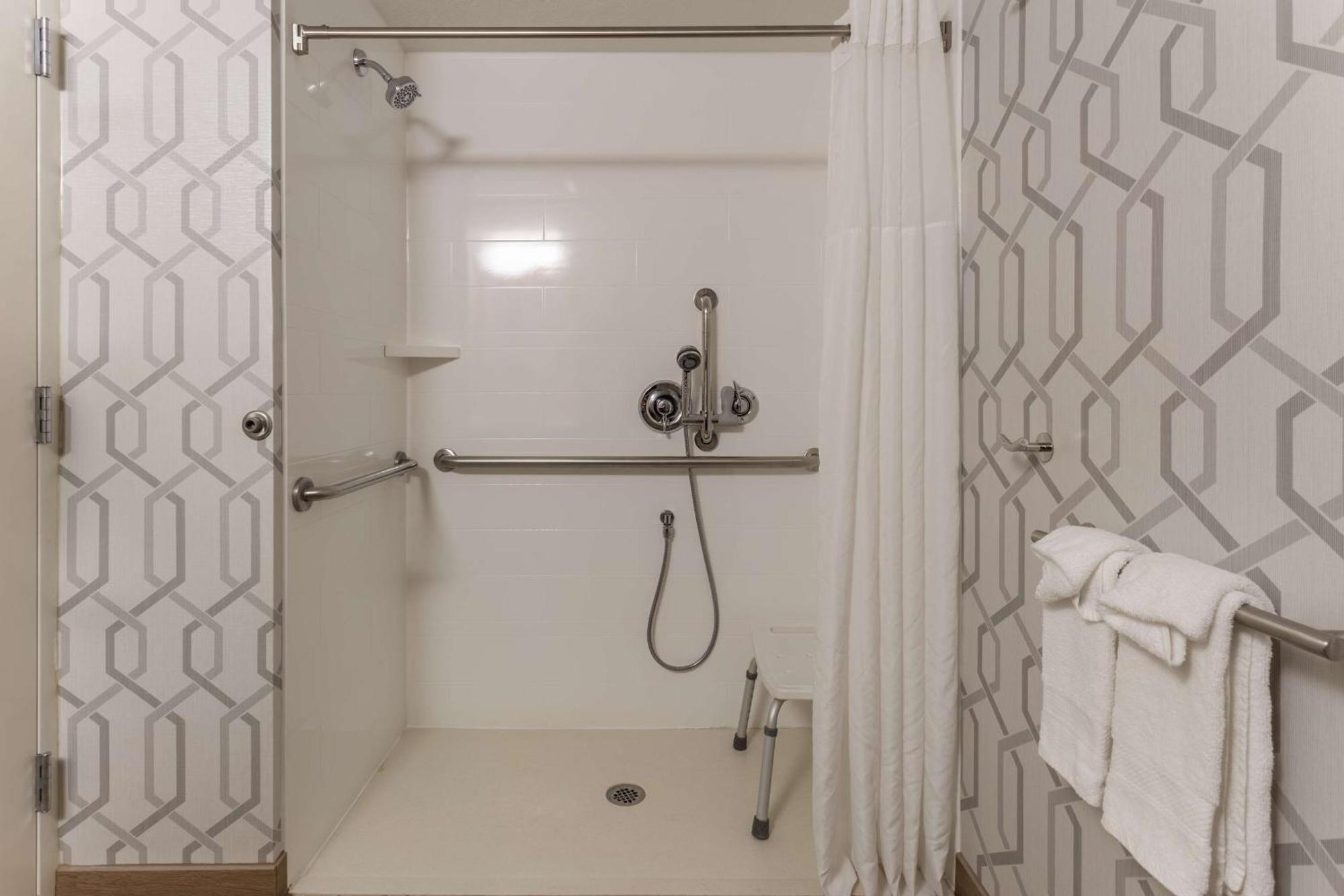 Hampton Inn Madison East Towne Mall Area Экстерьер фото