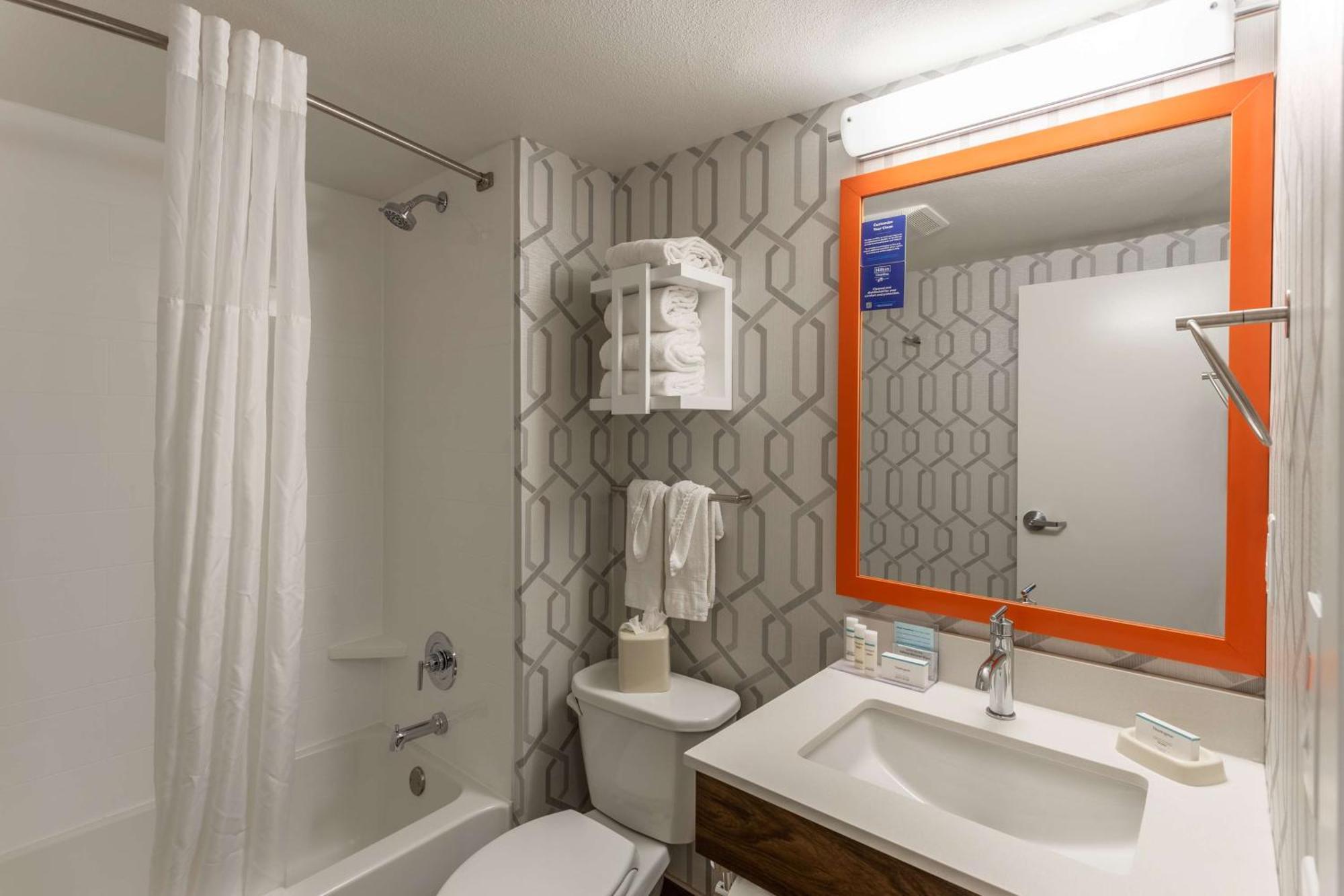 Hampton Inn Madison East Towne Mall Area Экстерьер фото