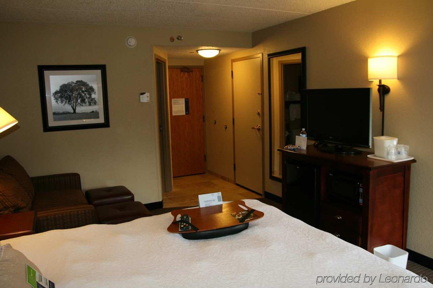 Hampton Inn Madison East Towne Mall Area Номер фото