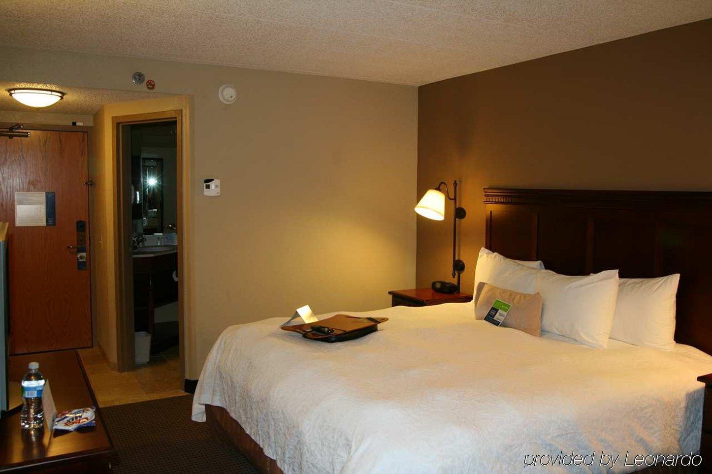 Hampton Inn Madison East Towne Mall Area Номер фото