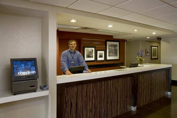 Hampton Inn Madison East Towne Mall Area Интерьер фото